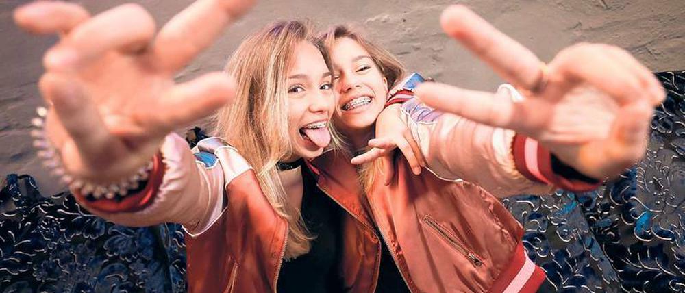 Lippenlesen. Die Zwillinge Lisa und Lena, 14, sind Deutschlands Instagram-Königinnen. Mit ihren Kurzvideos, in denen sie zu Popsongs selbst einstudierte Choreografien tanzen, haben die Stuttgarterinnen über zehn Millionen Fans bei Instagram.