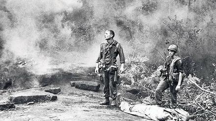 Oktober 1966: Zwei amerikanische Soldaten warten auf einen Hubschrauber, der die Leiche ihres Kameraden ausfliegen soll. Insgesamt starben mehr als 58 000 GIs zwischen 1961 und 1975 in Vietnam.