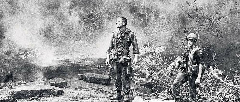 Oktober 1966: Zwei amerikanische Soldaten warten auf einen Hubschrauber, der die Leiche ihres Kameraden ausfliegen soll. Insgesamt starben mehr als 58 000 GIs zwischen 1961 und 1975 in Vietnam.
