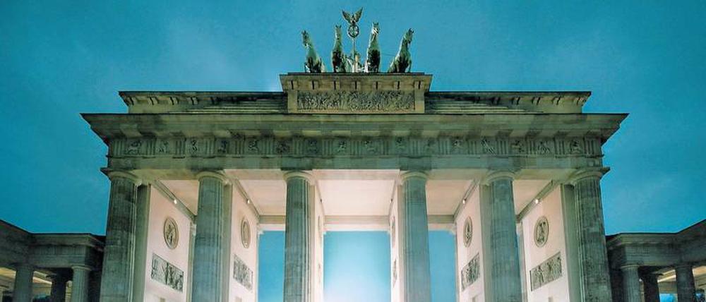 „Kohl am Tor“. Andreas Mühe fotografierte Helmut Kohl zum 25. Jahrestag des Mauerfalls am Brandenburger Tor. Das Bild zeigt Kohl als politischen Riesen, obwohl der Politiker im Rollstuhl sitzt und eigentlich nicht zu erkennen ist.