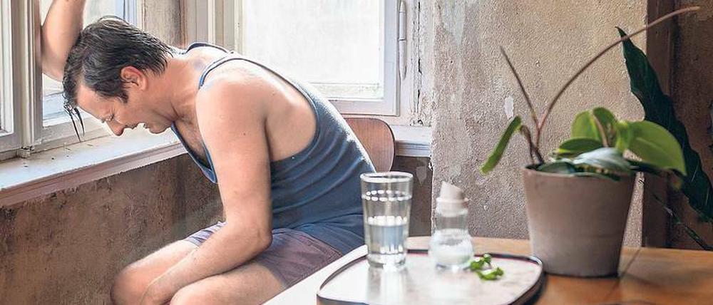 Zerstörtes Lebensglück. Holbrecht (Marcus Mittermeier) erleidet in seiner neuen Wohnung einen Nervenzusammenbruch – Szene aus der „Schuld“-Folge „Kinder“.