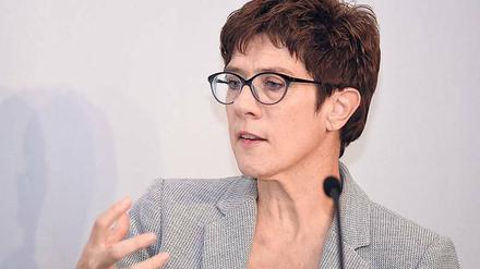Die saarländische Ministerpräsidentin Annegret Kramp-Karrenbauer sieht heftige Sparbemühungen beim Saarländischen Rundfunk.