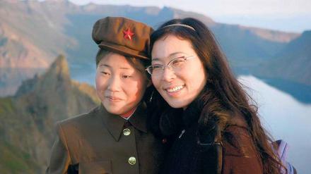 Wie nahe ist fern? Regisseurin Sung-Hyung Cho (rechts) mit nordkoreanischer Soldatin auf dem heiligen Berg Baekdu.