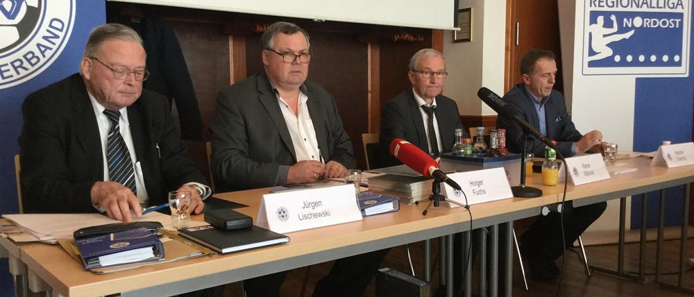 Erklärungsversuch: Jürgen Lischewski (Vorsitzender des Verbandsgerichts), Holger Fuchs (Geschäftsführer), Rainer Milkoreit (Präsident) und Stephan Oberholz (Vorsitzender des Sportgerichts) (v.l.) bei der Pressekonferenz des NOFV in Potsdam.