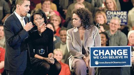 Wiedererkennungswert. US-Talkmasterin Oprah Winfrey (rechts) mit dem damaligen demokratischen Präsidentschaftskandidaten Barack Obama und Frau Michelle.