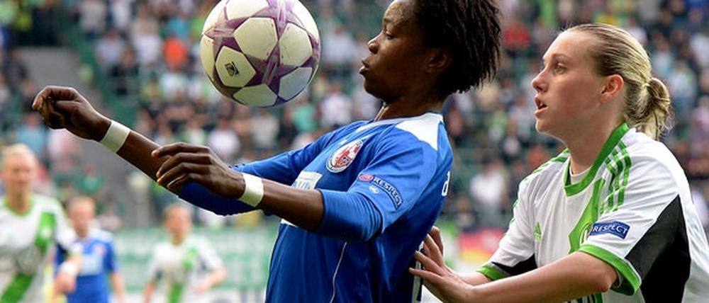 Die Potsdamerin Genoveva Anonma (l.) kämpft im Champions League Frauen Halbfinale gegen den VfL Wolfsburg um den Ball.