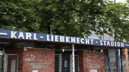 Eine bislang unbekannte Gruppe hat am Wochenende Mitarbeiter des SVB-Fanshops im Karl-Liebknecht-Stadion überfallen.