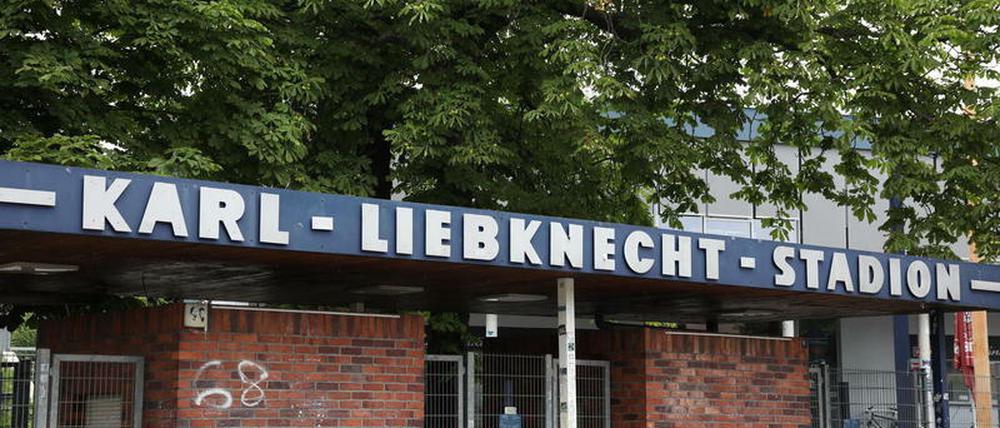 Eine bislang unbekannte Gruppe hat am Wochenende Mitarbeiter des SVB-Fanshops im Karl-Liebknecht-Stadion überfallen.