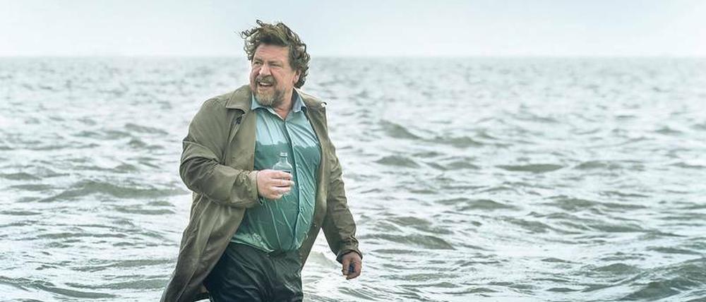 Nordsee ist Mordsee. Fredo Schulz (Armin Rohde) ertränkt seine Trauer um Frau und Sohn im Alkohol und wartet darauf, dass die Wellen über ihm zusammenschlagen.