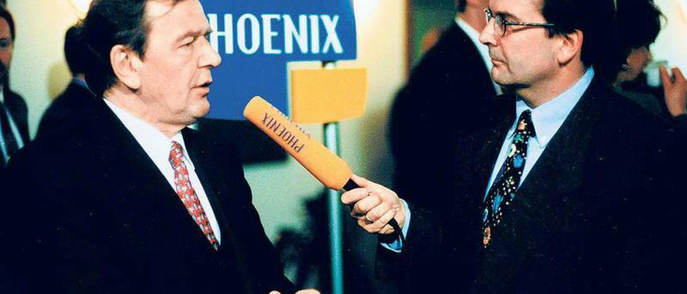 Kinderkrankheiten. Als Phoenix-Moderator Alfred Schier 1998 den damaligen Kanzlerkandidaten Gerhard Schröder (links) interviewte, war die Aufschrift auf dem Mikrofon nur richtig zu lesen, wenn der Gesprächspartner rechts stand.