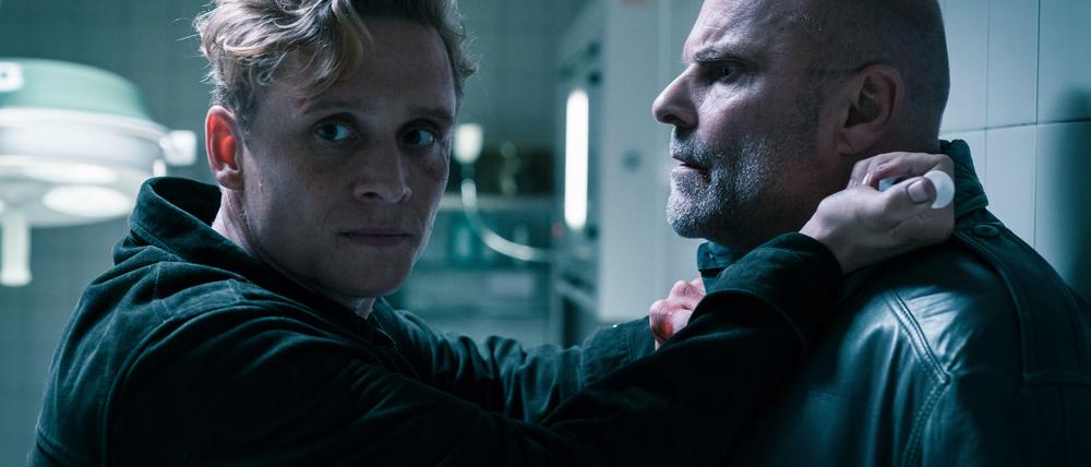 In der zweiten Staffel der Amazon-Serie "You Are Wanted" muss sich Matthias Schweighöfer als Lukas Franke den BND vom Hals halten.