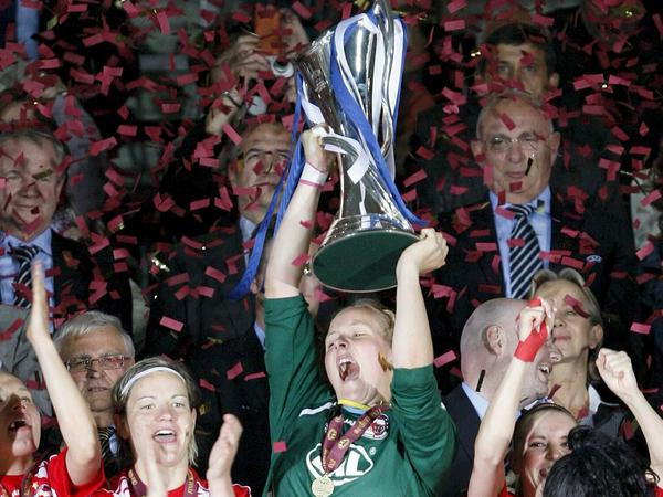 Da ist ds Ding:  Torhüterin Anna Felicitas Sarholz (grün) und ihre Mitspielerinnen von FFC Turbine Potsdam jubeln mit dem Pokal im Alfonso-Perez-Stadion, nachdem sie das Elfmeterschießen gegen Olympique Lyonnais im Champions-League-Endspiel gewonnen haben. 