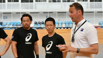 Sie wollen groß werden. Dagur Sigurdsson coacht Japans Handballer.