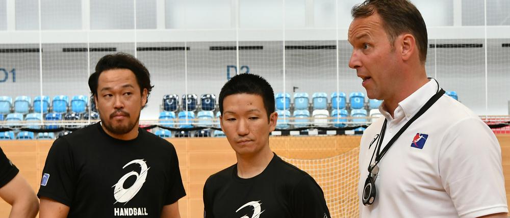 Sie wollen groß werden. Dagur Sigurdsson coacht Japans Handballer.