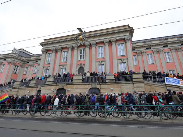 Gemeinsam bildeten die Teilnehmer eine Menschenkette um das Landtagsschloss.