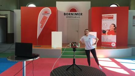 Der Bornimer SC bietet seinen Mitgliedern aufgrund der Coronakrise nun Sportkurse via Online-Live-Coaching. Hier leitet Trainerin Celine Lichtmess den Kurs Seniorenfitness an.