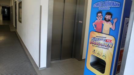Für saubere Hände gesorgt. In der MBS-Arena steht schon seit Langem ein Hygieneautomat.