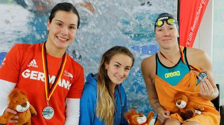 Die Potsdamerinnen Verena Schott (r.) und Gina Böttcher (l.) sowie Elena Krawzow aus Berlin knackten in Remscheid Weltrekorde.  
