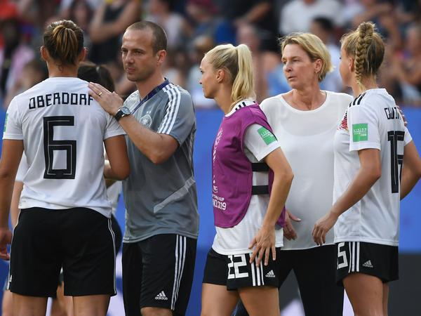 Enttäuschung. Bundestrainerin Martina Voss-Tecklenburg (2.v.r) schied mit ihrem Team im Viertelfinale aus. 
