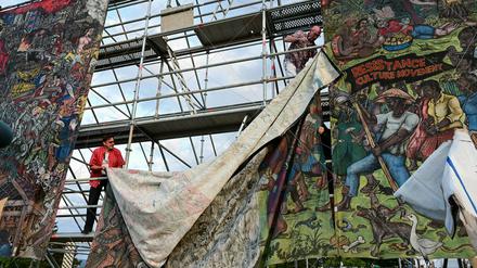 Documenta-Mitarbeiter bauten im Juni das umstrittene Großbanner des indonesischen Künstlerkollektivs Taring Padi ab. 