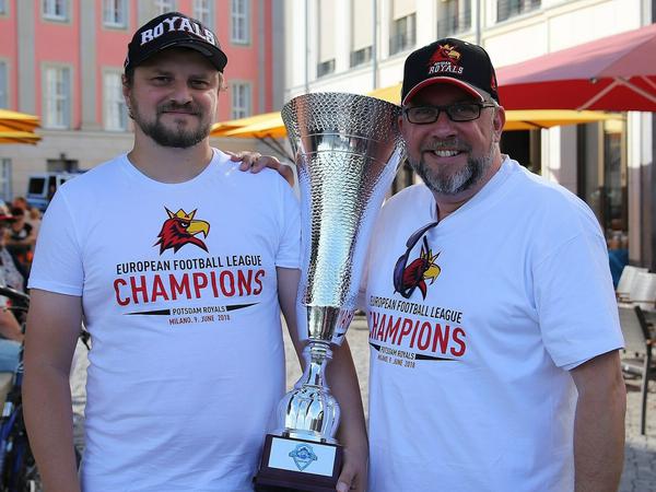 Vereinspräsident Stephan Goericke (r.) und Cheftrainer Michael Vogt mit der EFL-Bowl-Trophäe.