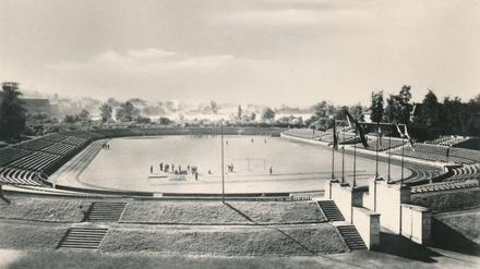 Schmuckkästchen. Das Ernst-Thälmann-Stadion auf einer Postkarte um 1955.