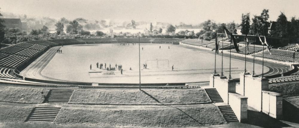 Schmuckkästchen. Das Ernst-Thälmann-Stadion auf einer Postkarte um 1955.