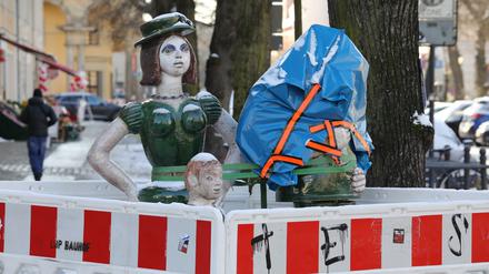 Der aktuelle Zustand: Die Keramikskulpturen der Familie Grün in der Brandenburger Straße.