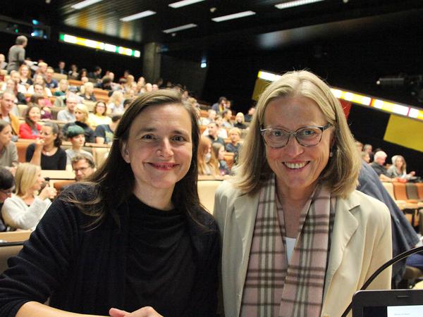 Die derzeitige Filmuni-Chefin Susanne Stürmer (r.) mit Regie-Professorin Barbara Albert.