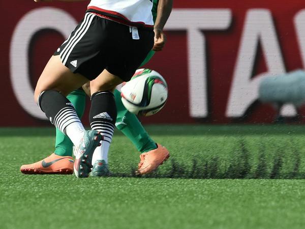 Die Frauenfußball-WM 2015 in Kanada wurde ausschließlich auf Kunstrasen gespielt - hier fliegt das synthetische Granulat.