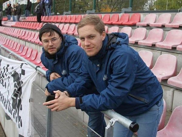 Fanprojekt-Leiter Patrice Hannig (l.) und -Mitarbeiter Lucas Schillinger bei einem SVB-Auswärtsspiel.