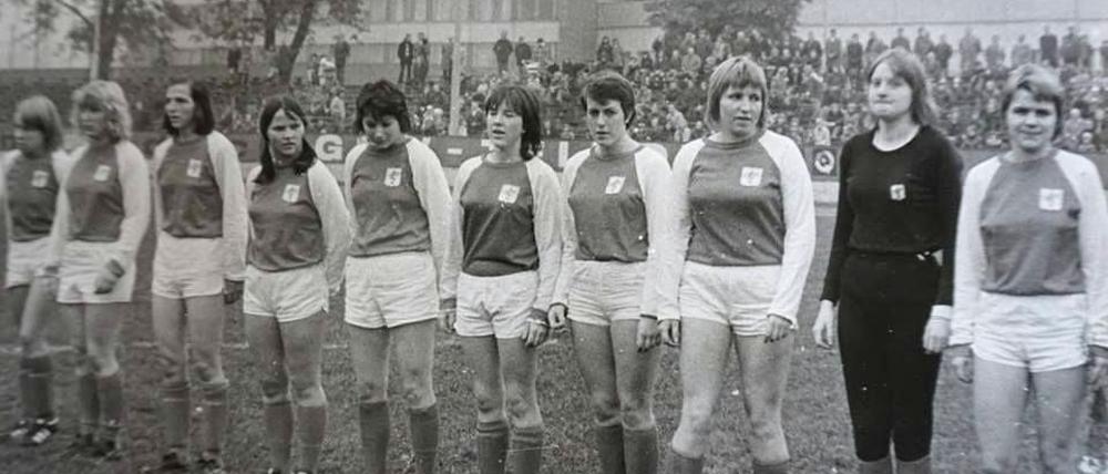 Gisela Liedemann (3.v.r) traf mit Turbine im Oktober 1975 daheim auf Chemie Leipzig. 2000 Zuschauer sahen im Thälmann-Stadion ein 4:2 für Potsdam.
