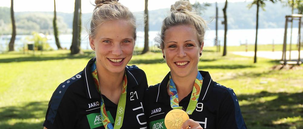 Die Olympiasiegerinnen Tabea Kemme (l.) und Svenja Huth präsentieren ihre Goldmedaillen in Potsdam.