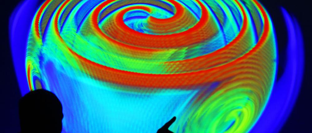 Ein Mitarbeiter des Max-Planck-Instituts für Gravitationsphysik in Potsdam erläutert anhand einer Projektion einer Computersimulation die Ausbreitung von Gravitationswellen.