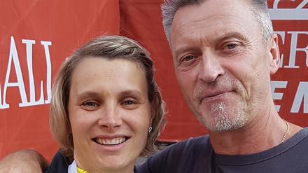Verspätete Ehre. Claudia Grunwald mit Gold und ihrem damaligen Trainer Frank Möller.