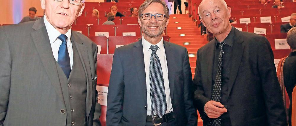Im Diskurs. Binas (M.) und Schellnhuber (r.) mit dem Ex-Rektor der FH, Helmut Knüppel (l.).