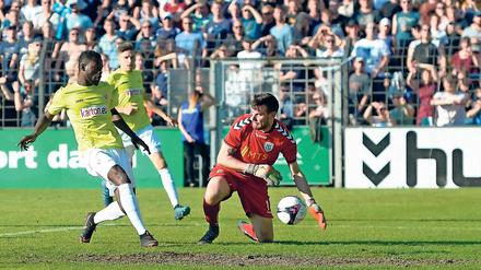 Er schoss den Treffer des Tages. Kevin Weidlich brachte seinem FC Energie Cottbus später, aber verdient mit seinem Tor den Pokalsieg. Der Babelsberger Torhüter Marvin Gladrow hatte mit seiner Mannschaft das Nachsehen.
