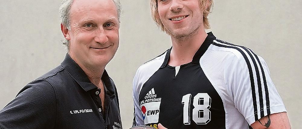 In Potsdam angekommen. Lasse Kohnagel  hier mit seinem neuen Trainer Peter Melzer  ist jetzt offizieller Spieler des Handball-Zweitligisten 1. VfL.