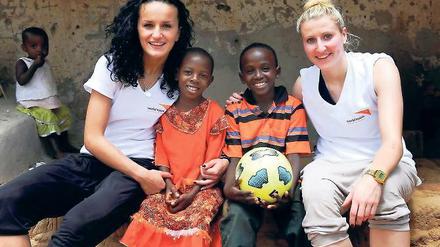 Gelungene Reise. Die deutschen Fußballnationalspielerinnen Anja Mittag (rechts) und Fatmire Bajramaj besuchten ihre Patenkinder, die achtjährigen Amina und den neunjährigen Bakari, in Tansania.