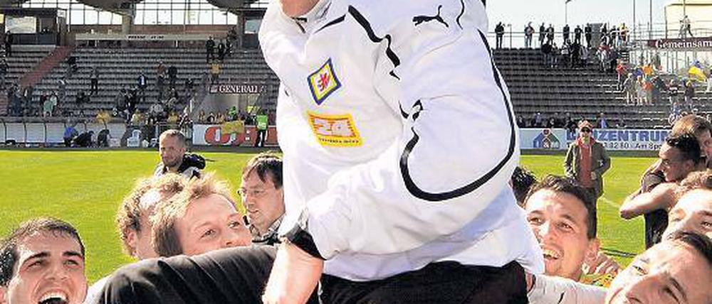 Erfolgscoach. Torsten Lieberknecht (37) übernahm 2008 das Training der ersten Mannschaft von Eintracht Braunschweig. Unter ihm gelang der Mannschaft der Klassenerhalt und damit die Teilnahme an der 3. Liga in der Saison 2008/09. In der laufenden Saison 2010/11 verlängerte Lieberknecht seinen Vertrag bei der Eintracht bis 2013.