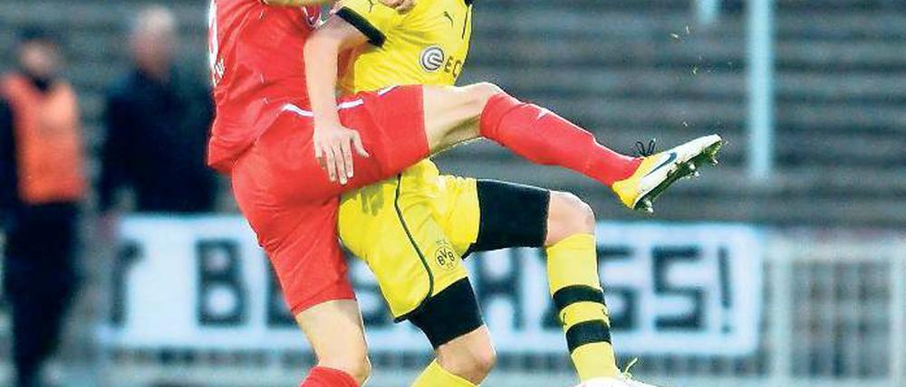 Stumpfe Spitze. Dortmunds erst am Montag verpflichteter ungarischer Stürmer Balint Bajner (rechts), den hier Babelsbergs Kapitän Daniel Reiche wirkungsvoll stört, konnte gegen den SVB am Dienstag nichts ausrichten.