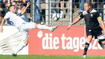 Will drei Punkte erkämpfen. Anton Makarenko (l.) – hier noch im SVB-Dress im Duell mit Sandhausens Frank Löning – kommt heute mit dem Chemnitzer FC an den Babelsberger Park.