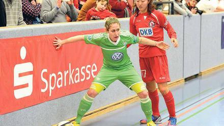 Stark in der Halle. Yuki Ogimi (r.), hier gegen Wolfsburgs Anna Blässe.