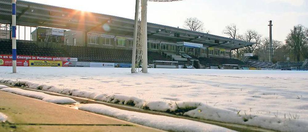 Dicke Schneeschicht. Wegen der widrigen Witterungsbedingungen und dem gefrorenen Boden werden am Wochenende zahlreiche Begegnungen in mehreren Ligen ausfallen. Auch im Babelsberger Karl-Liebknecht-Stadion kann nicht gespielt werden.