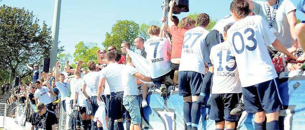 Meistens eine Einheit. Die Fans des SV Babelsberg 03 freuen sich nach einem Erfolg gern mit ihrer Mannschaft. Nach einigen Spielen ohne den erhofften Punktgewinn wurde das Team zuletzt jedoch auch schon mal lautstark kritisiert.
