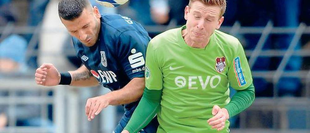 Nullnummer. Im Heimspiel gegen Kickers Offenbach – hier Süleyman Koc (links) im Kopfballduell mit Maximilian Ahlschwede – kam der SVB nicht über ein Unentschieden hinaus.