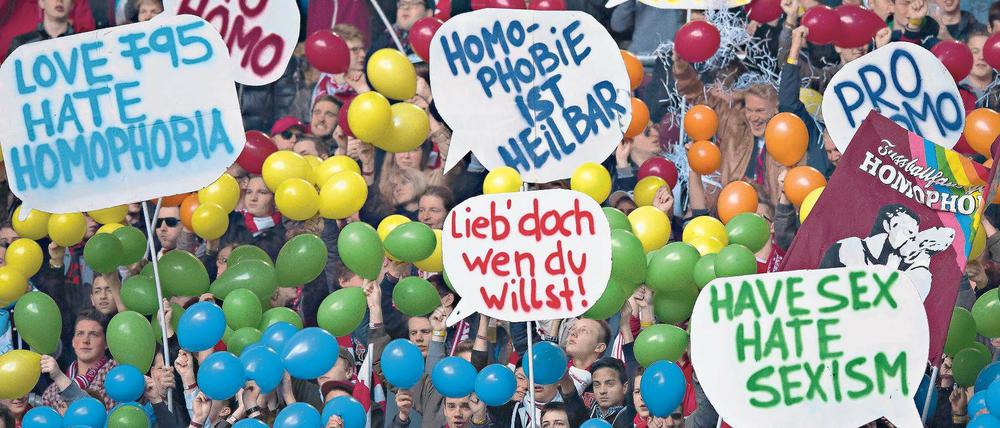 Zeichen gegen Homophobie sind immer häufiger in Stadien zu sehen.