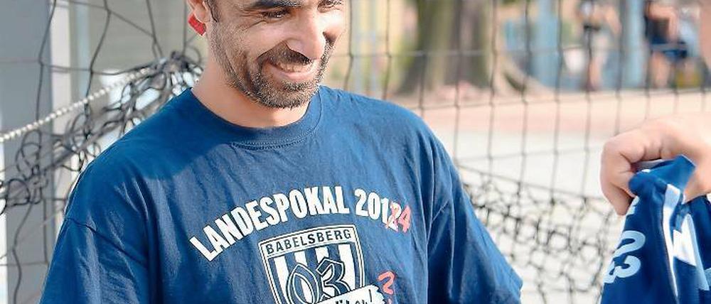 „Hassan“ freut sich über die Trikots, in denen der SV Babelsberg eigentlich seinen Landespokalerfolg feiern wollte. Nun tragen die Spieler des Refugee-Teams die Shirts.