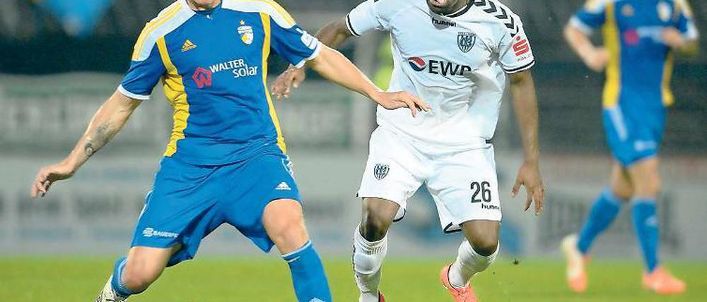 Wieder getroffen. Joachuim Rafael Makangu (r.) erzielte seinen dritten Saisontreffer im dritten Heimspiel. Am Freitagabend gegen Jena (l. Christoph Klippel) reichte es letztlich nicht zu einem Sieg.