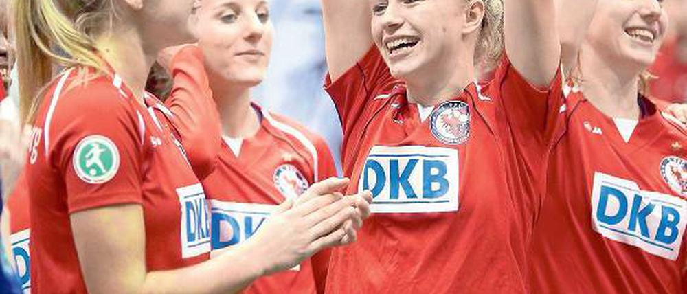 Triumph Nummer 7. Den DFB-Hallencup 2014 gewann Turbine durch den Finalsieg gegen den 1. FFC Frankfurt. Pauline Bremer reckte danach den Pokal in die Höhe.